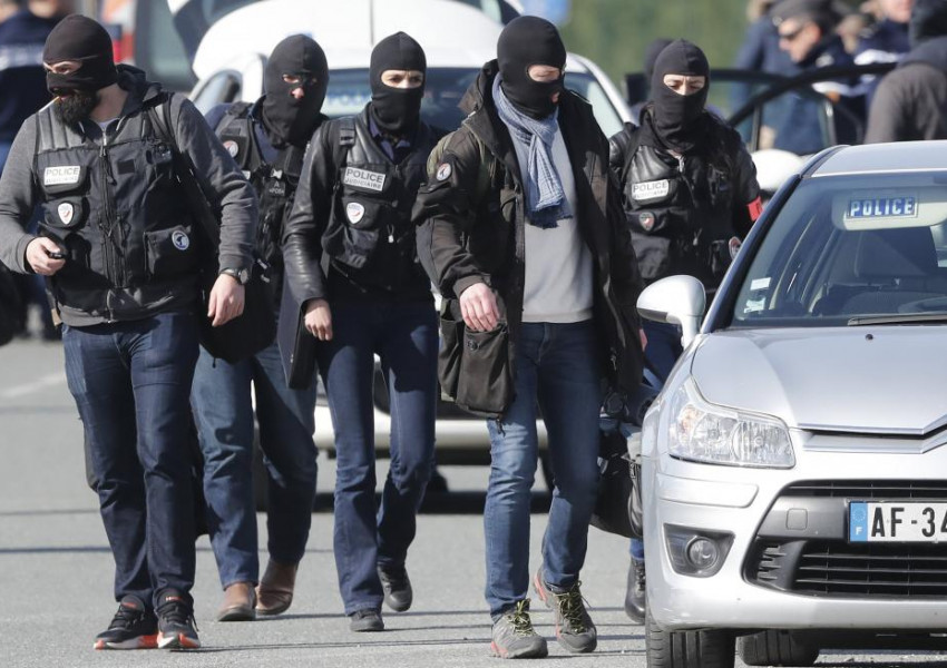 Трима души са убити при заложническа криза във Франция