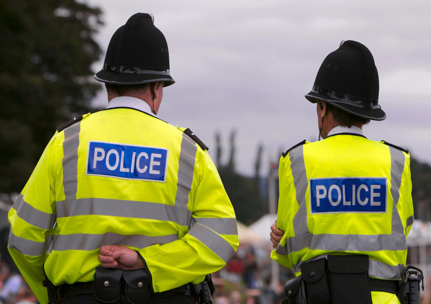 Полицейски служител е бил арестуван в Северен Лондон за участие в дясна терористична група.