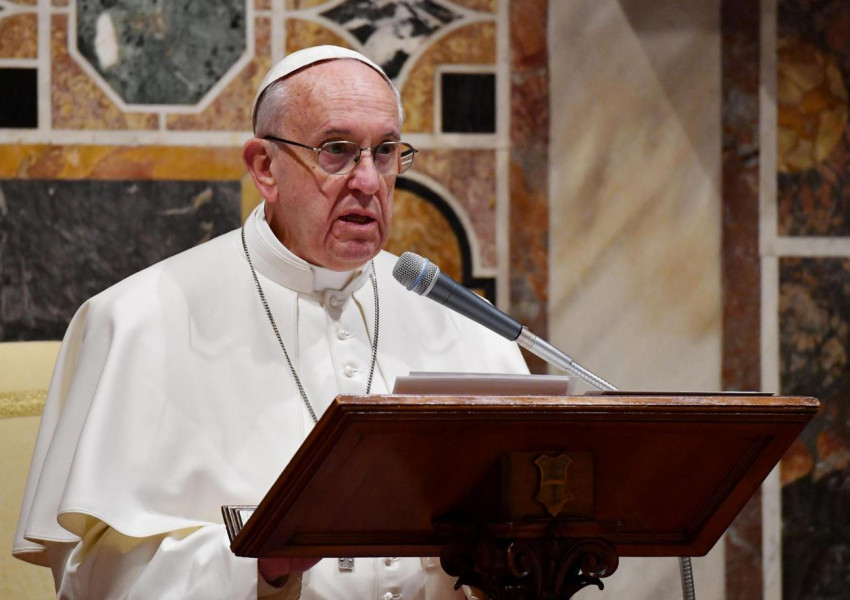 Папа Франциск окуражи жените да кърмят в църкви