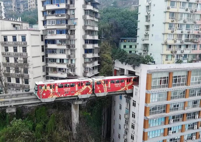 Междувременно в Китай: ЖП линия минава през жилищна сграда (СНИМКИ)