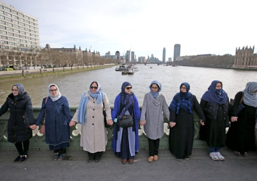 Мюсюлманки направиха жива верига на Уестминстърския мост (СНИМКИ)