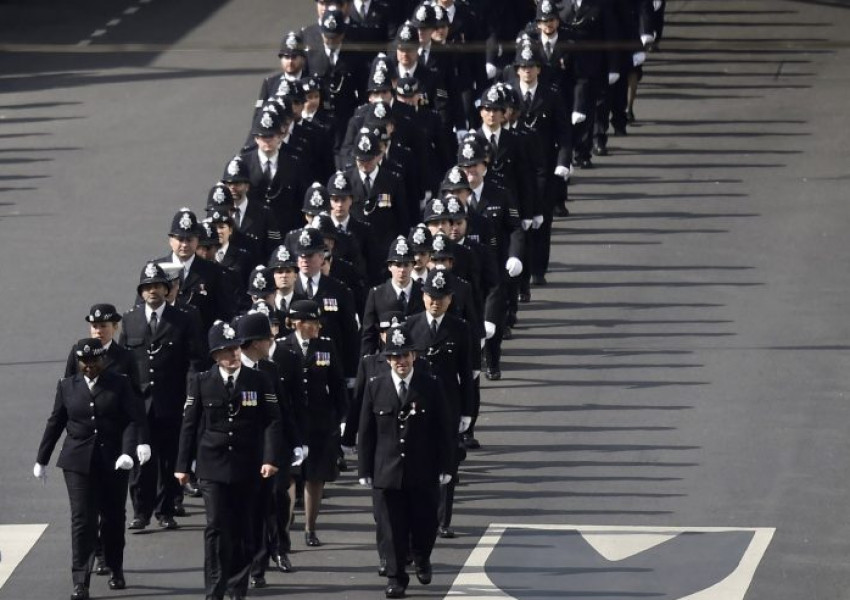 Хиляди британски полицаи почетоха загиналия Кийт Палмърс (СНИМКИ)