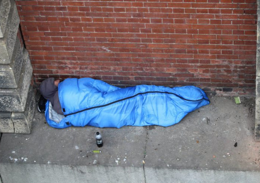 Бездомник в Лондон спи на косъм от смъртта (ШОКИРАЩИ СНИМКИ)