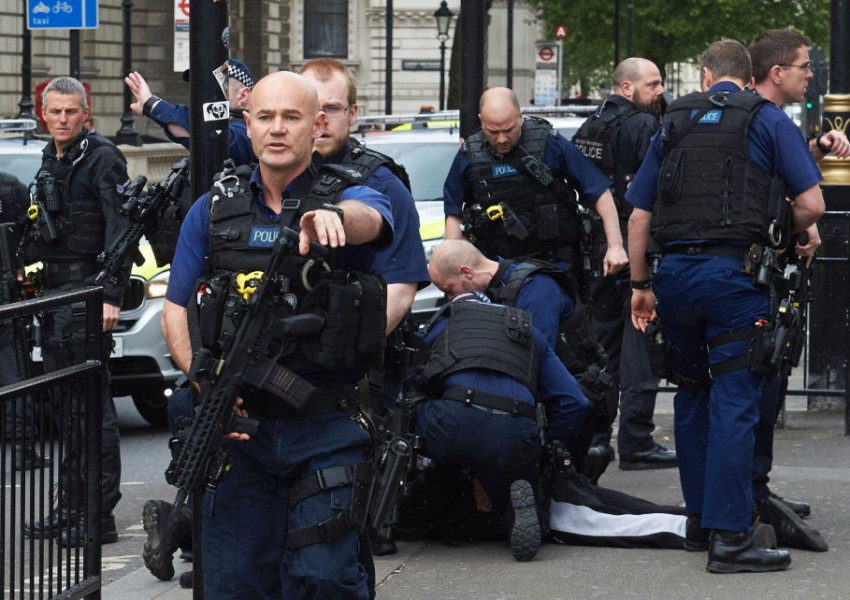 Паника в Лондон! Мъж е арестуван пред резиденцията на Тереза Мей, размахвал ножове