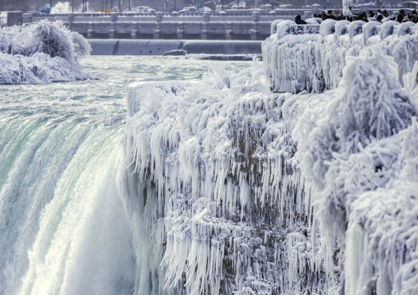 Водопадът Ниагара замръзна (СНИМКИ)