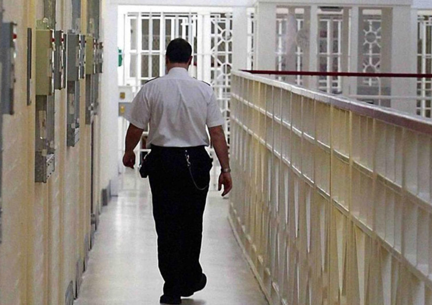 Вдигат заплатите на охранителите в лондонските затвори