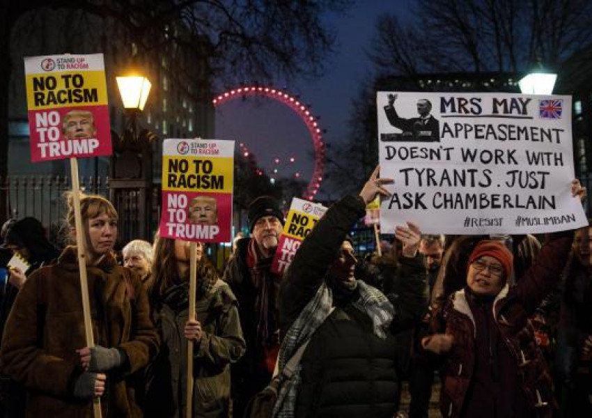 Лондон протестира срещу Тръмп на "Даунинг Стрийт" (СНИМКИ)
