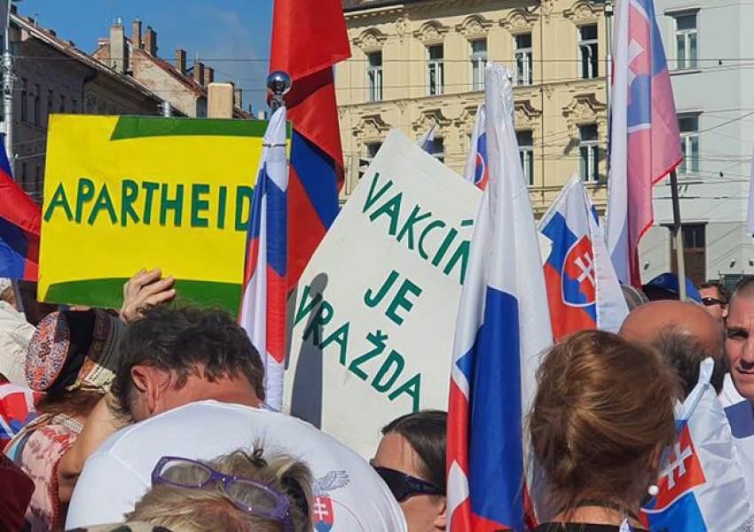 Протест в Братислава срещу ваксинирането и правата на ваксинираните блокира центъра на града!