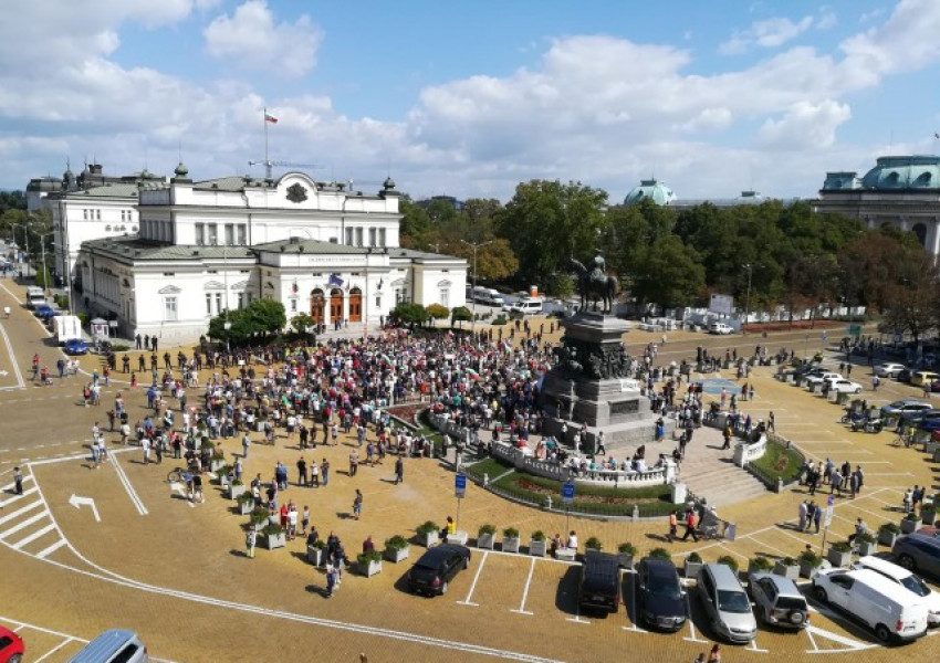 Пред парламента се провежда протест, организиран от живеещи в Лондон българи