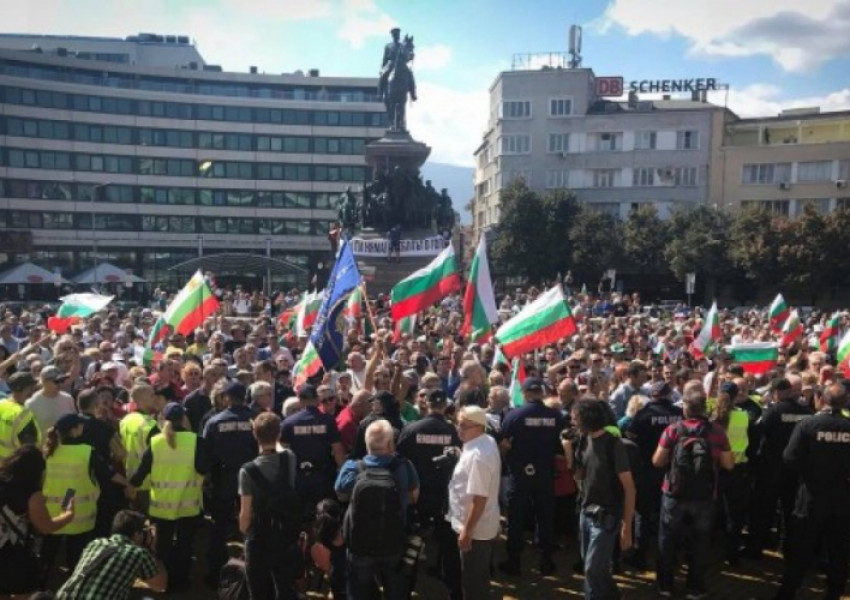 Участници в протеста нападнаха оператор на българска телевизия