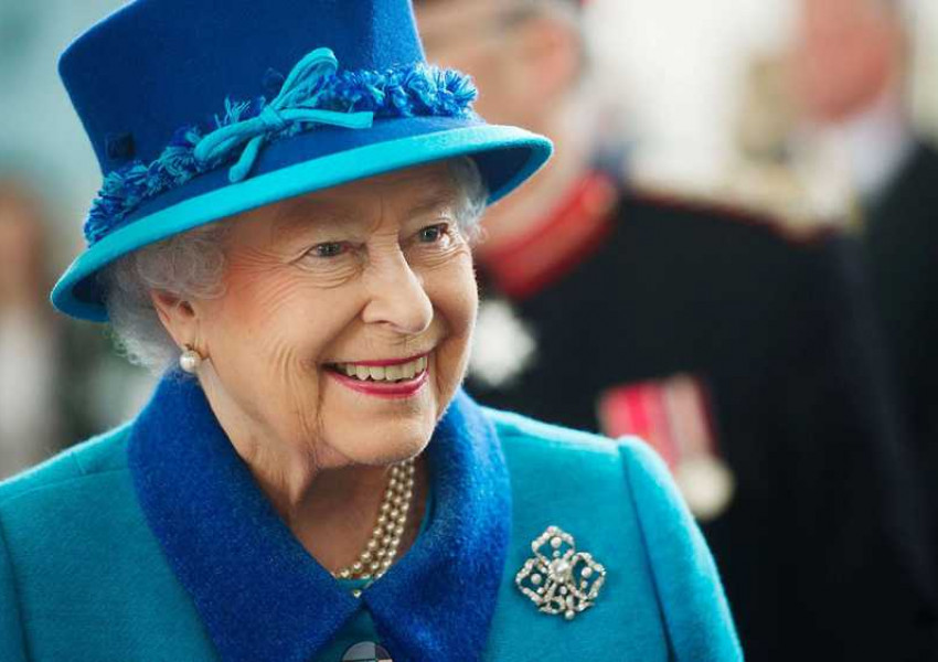Защо кралица Елизабет II носи шапка?