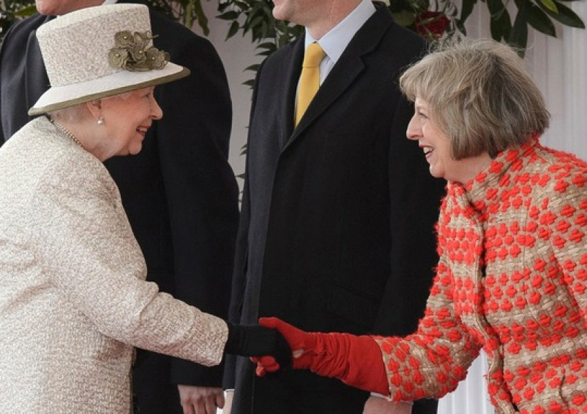 Кралицата отложи традиционната си реч заради Тереза Мей