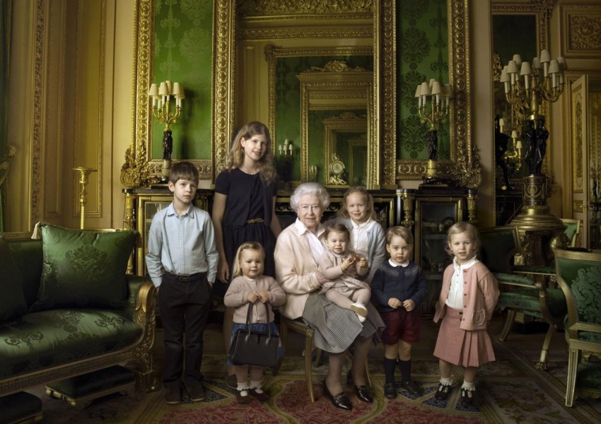 Кралица Елизабет II се снима с най-младите кралски особи (СНИМКИ)