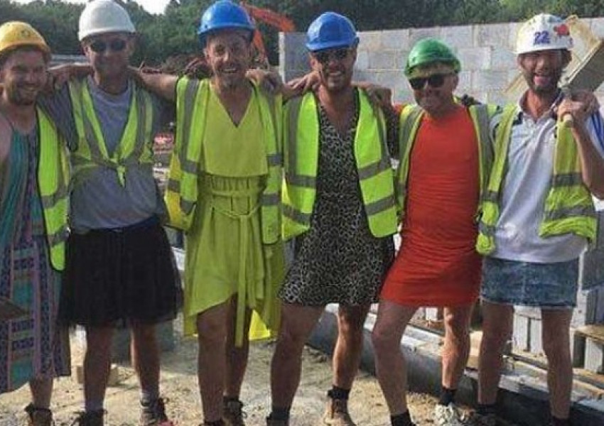 Защо британски строители облякоха рокли?