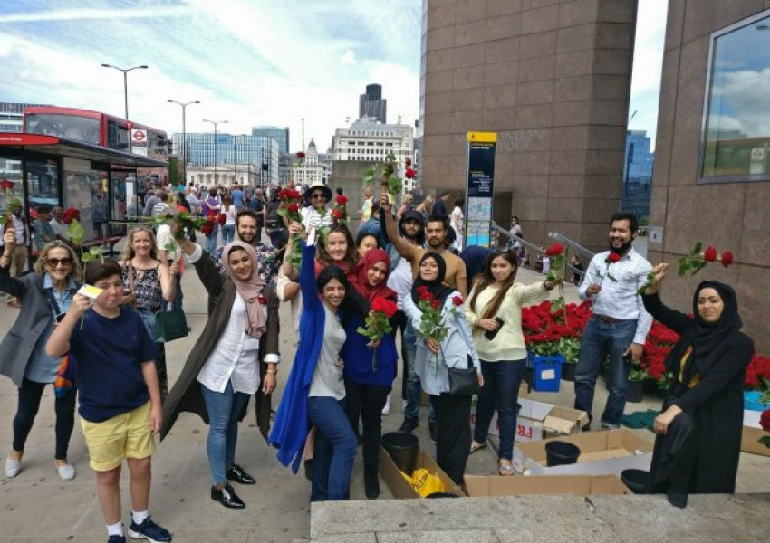 Мюсюлмани подариха 3 хиляди рози на минувачите по "Лондон Бридж"