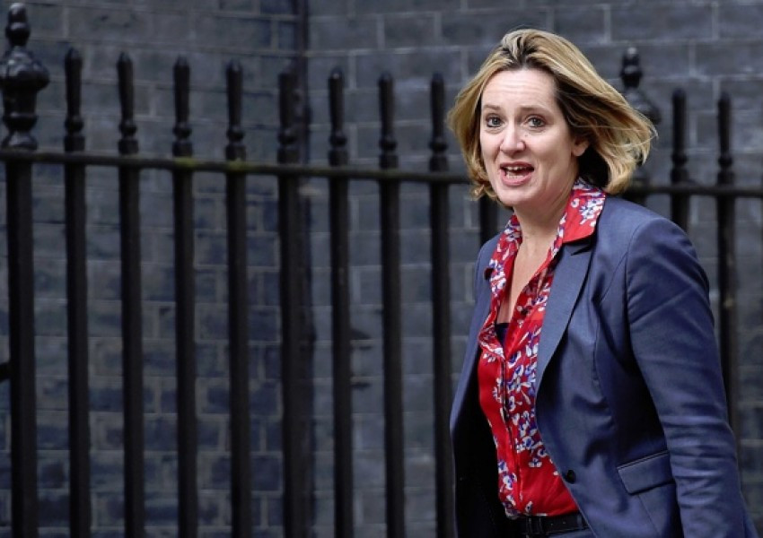 Британският вътрешен министър подаде оставка заради имигрантите