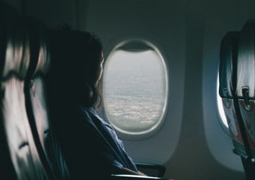Защо седалките в самолета не са на една линия с прозорците