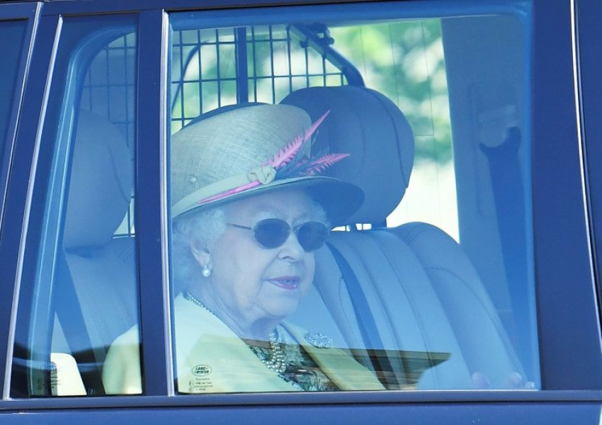 Кралица Елизабет II първа напусна замъка Уиндзор след кралската сватба (СНИМКИ)