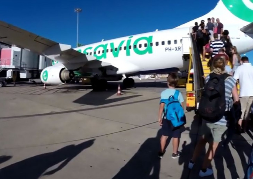 Самолет кацна аварийно заради "миришещ" пътник