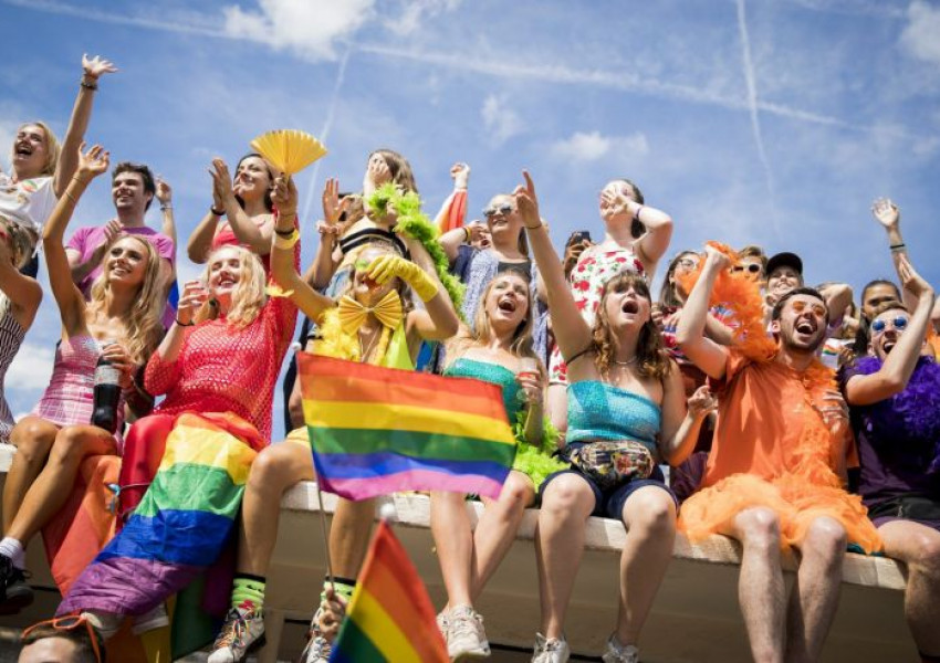 Блясък, цветове и настроение на гей парада в Брайтън (СНИМКИ)