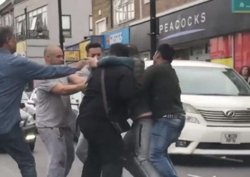 Тийнейджър извади нож на улицата в Лондон, ужасени минувачи едва успяха да го обезоръжат (ВИДЕО)