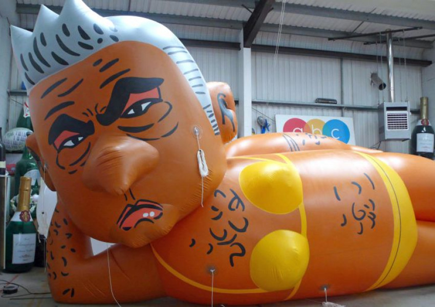 Гигантски балон на Садик Хан по бански ще прелети над Уестминстър (СНИМКИ)