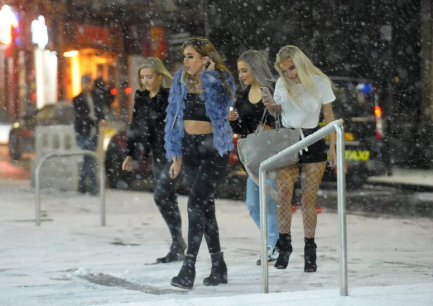 И студът не може да ги спре! Ето как купонясват в снега британците (СНИМКИ)