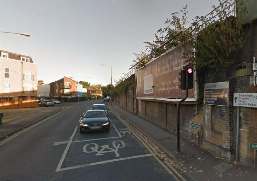 Двама мъже изнасилиха млада жена до гара в Югоизточен Лондон