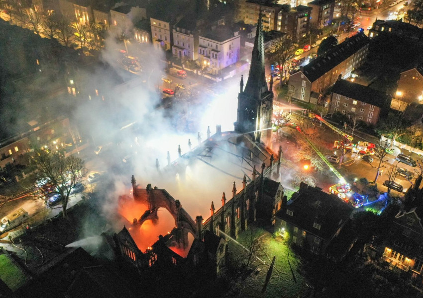 Пожар в Лондон изпепели англиканска църква, считана за "архитектурен паметник" (СНИМКИ)
