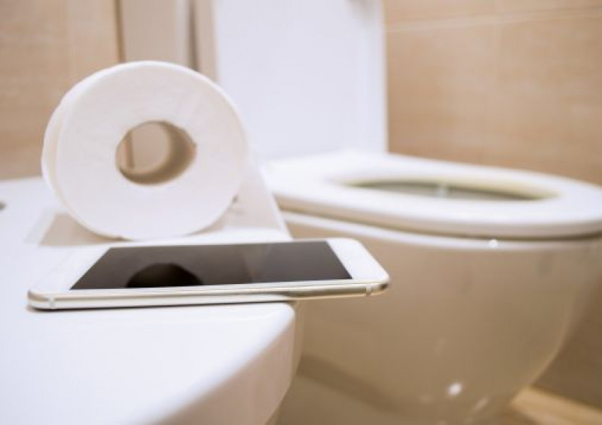 Смартфонът ни е много по-мръсен от тоалетната чиния