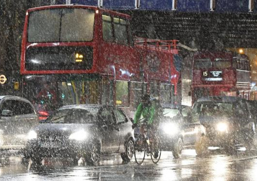 Паниката от снега в Лондон продължава