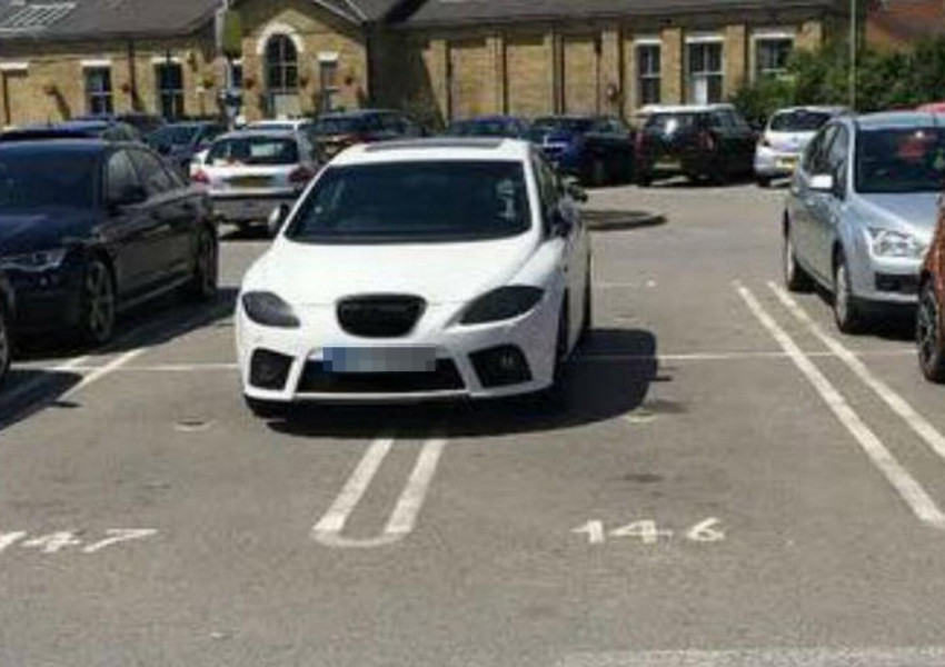 Само в Англия може да се види подобно паркиране (СНИМКИ)