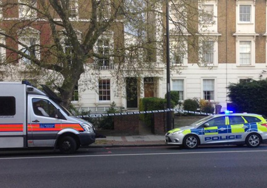 16-годишно момче в критично състояние след улично нападение с нож в Лондон