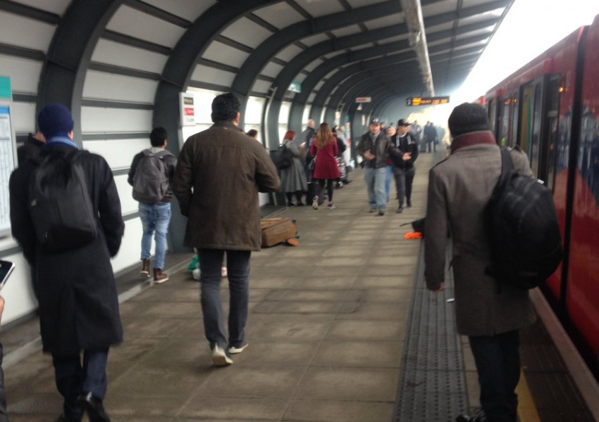 Станция в източен Лондон бе евакуирана! Взрив под мотриса! (Видео)