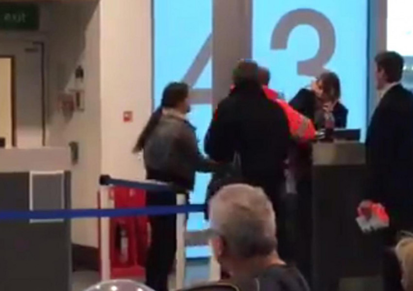Ядосана пътничка удари служителка на летище "Станстед" (ВИДЕО)