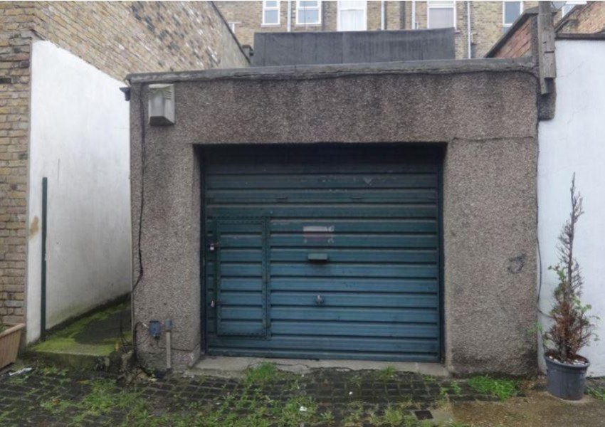 Няма да повярвате колко струва този гараж в Северен Лондон (СНИМКИ)
