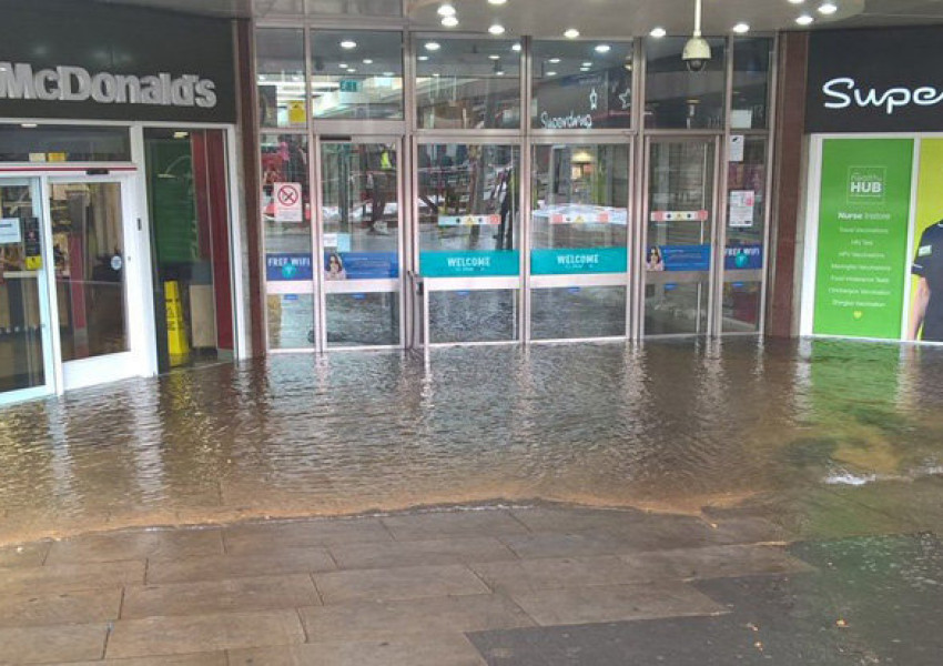 Наводнение в Стратфорд затвори мола в района