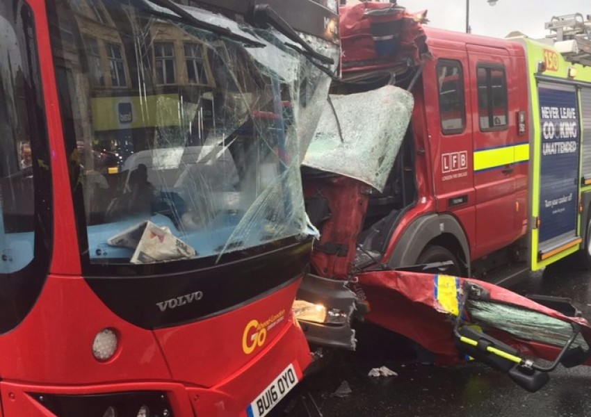 7 ранени при катастрофа между бус и пожарна кола в Южен Лондон