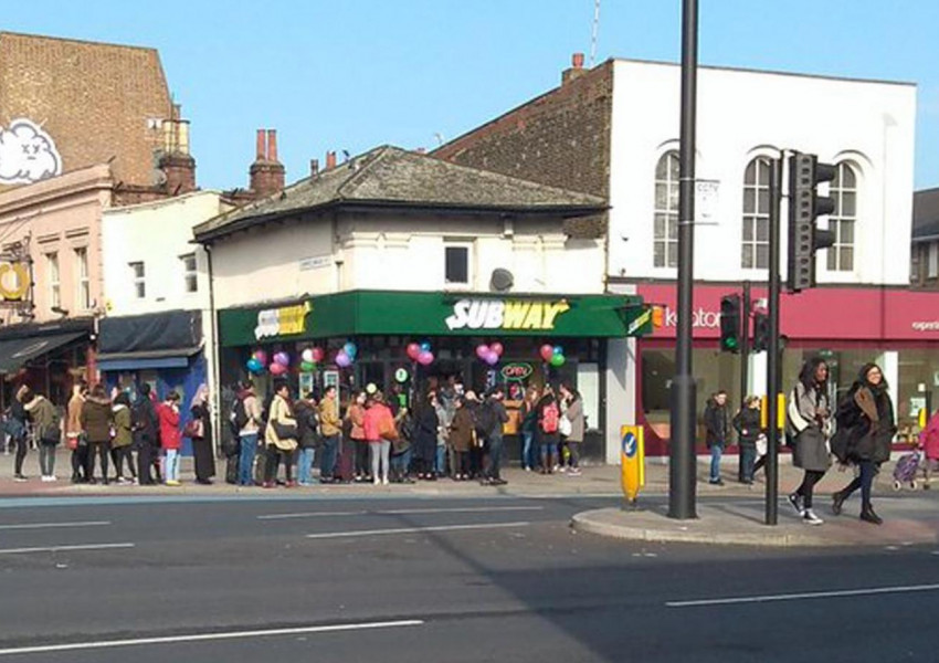 Лондончани забравиха романтиката, бутаха се за безплатни сандвичи пред "Subway" (СНИМКИ)