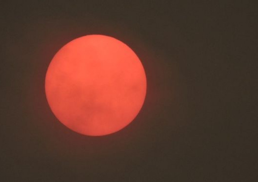 Забелязахте ли огромното червено слънце и небе?