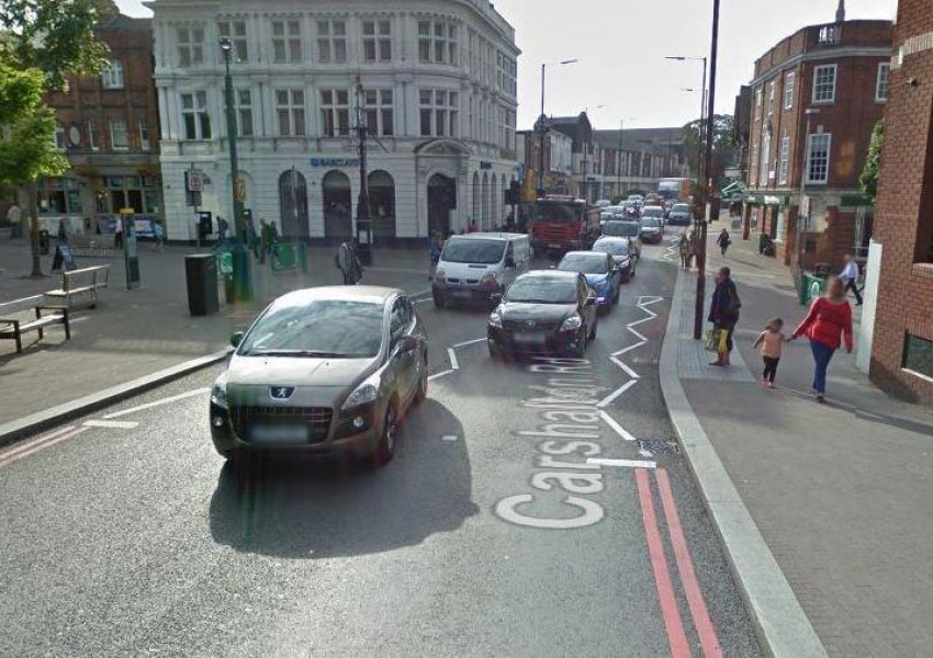 Мъж почина след удар от камион на натоварена лондонска улица
