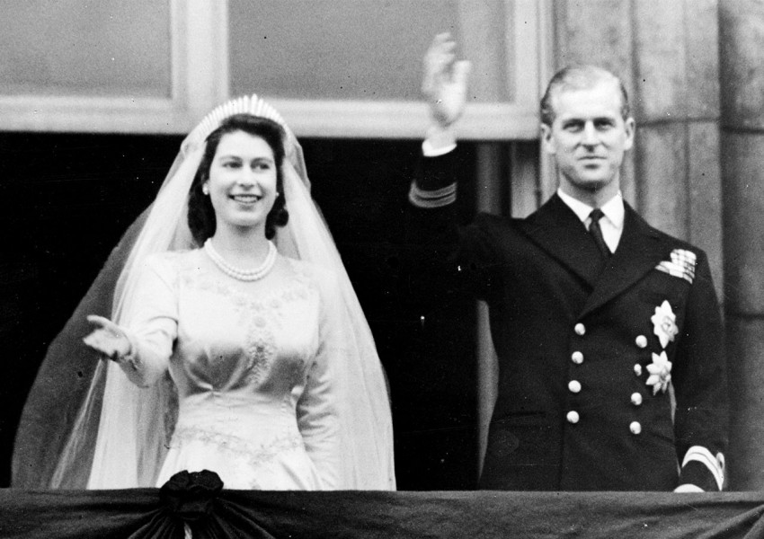 Кралица Елизабет и принц Филип празнуват годишнина (СНИМКИ)
