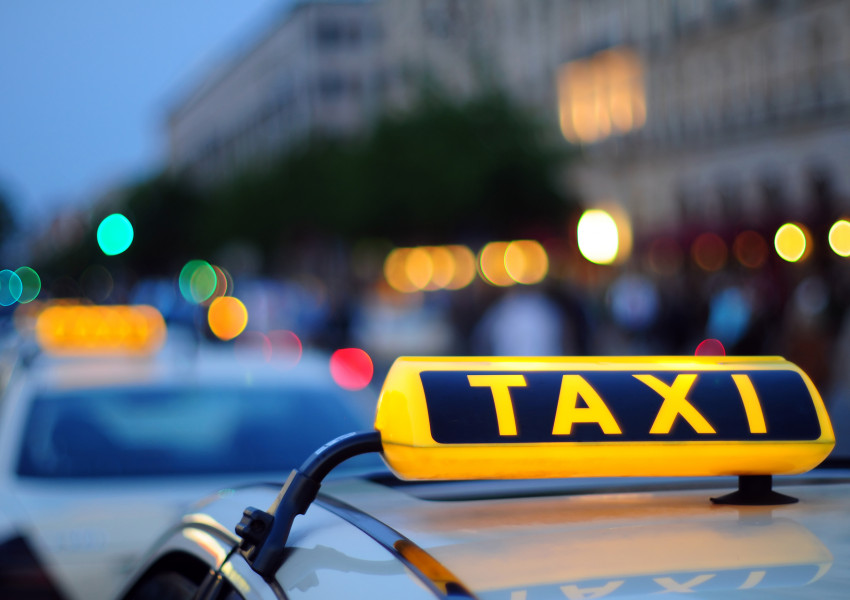 Таксиметров шофьор заряза пияна клиентка на пътя