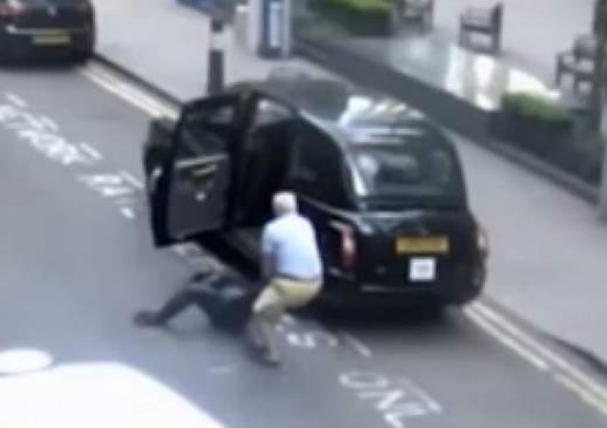 Шофьор на такси изхвърля човек в безсъзнание насред Лондон (СНИМКИ)