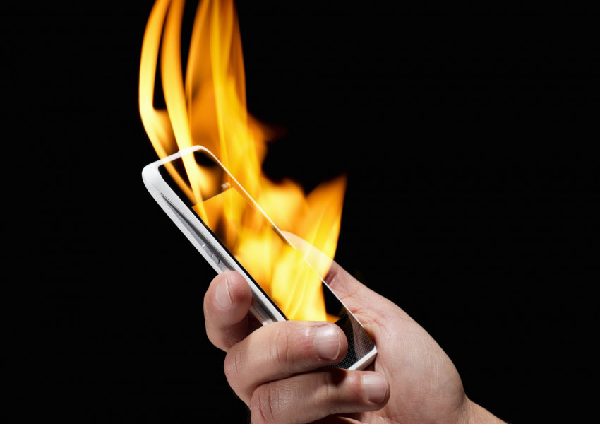 Телефоните буквално изгарят по време на горещата вълна!