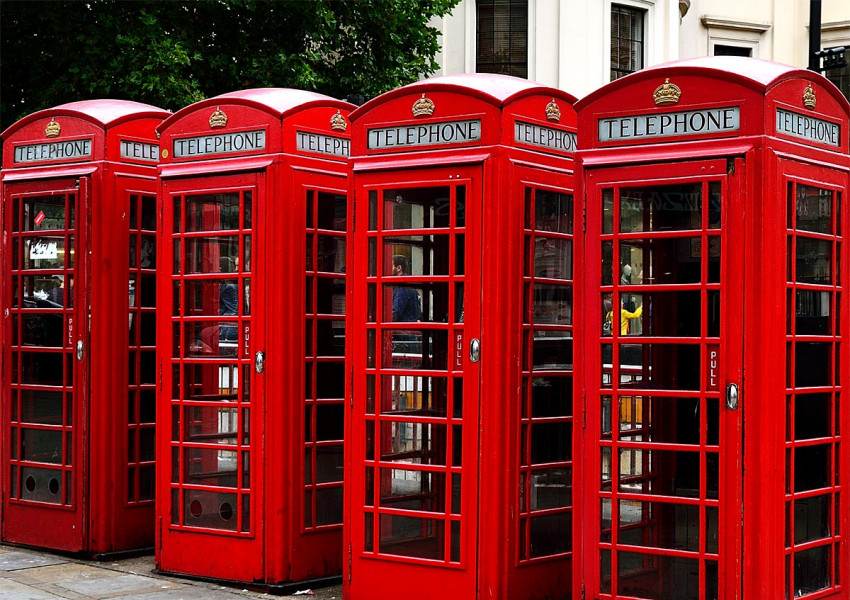 Червена телефонна кабинка стана най-малкият нощен клуб в света