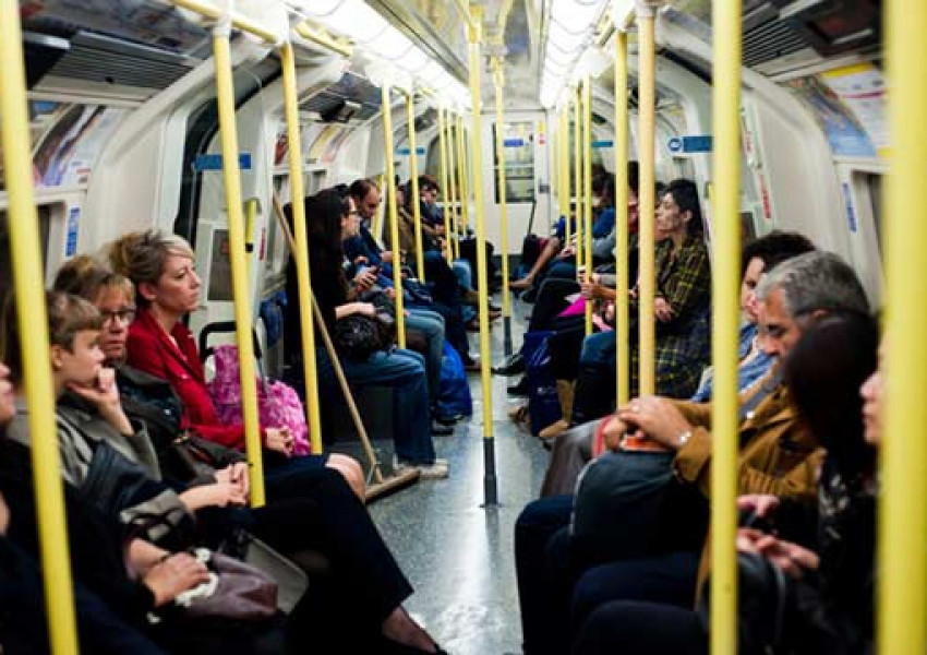 Професор от Оксфорд: Не отстъпвайте място на възрастните в градския транпорт 
