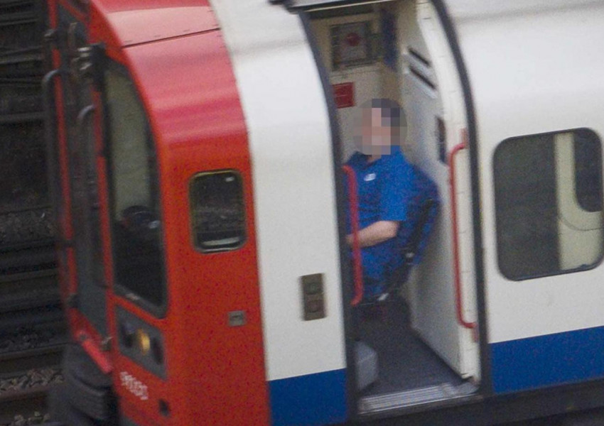 Шофьор на метрото, каращ с отворена врата, шокира лондончани (СНИМКА)