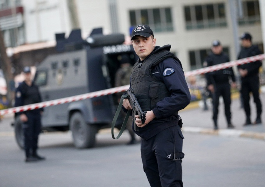 Психично болен полицай се барикадира в болница в Истанбул