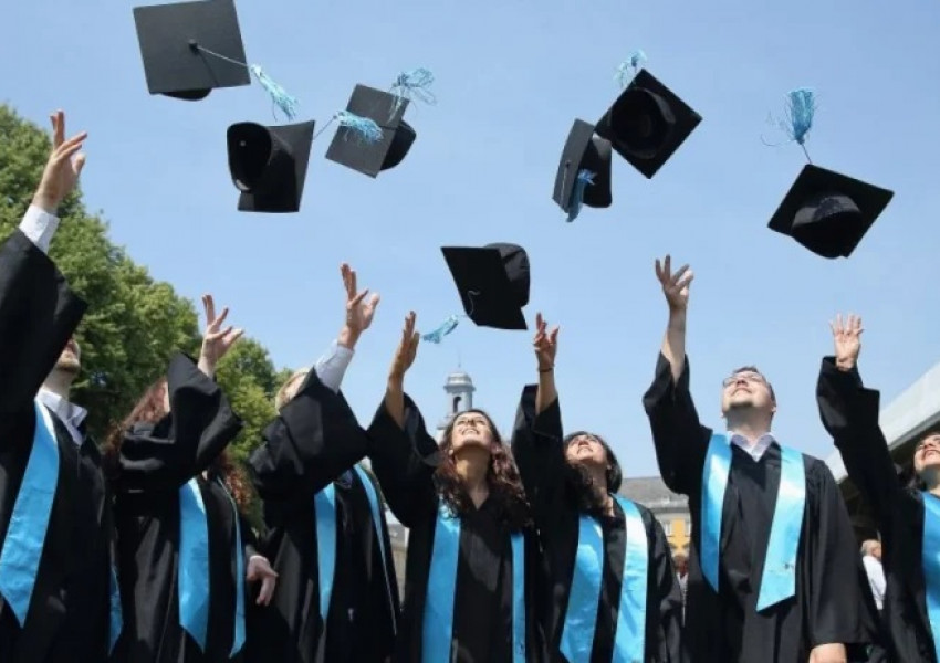 Дипломиралите се в 50-те топ университета, ще получат улеснено работни визи за Великобритания